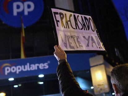 Un hombre sostiene un cartel en referencia a Pablo Casado, durante una manifestación en apoyo a la presidenta de la Comunidad de Madrid, Isabel Díaz Ayuso, este sábado. 