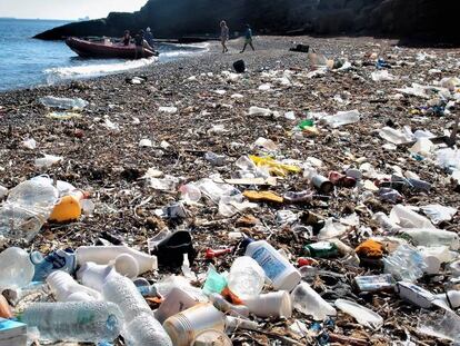 La basura marina ocupa gran parte de la arena del Rinc&oacute;n de Salitrona.