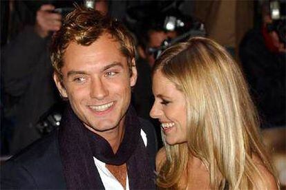 Jude Law junto a su novia en la presentación mundial de su último filme, 'Alfie', en Londres en 2005.