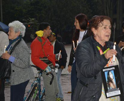 Blanca Nubia Díaz, víctima de amenazas por reclamar justicia por la muerte de su hija, en una manifestación en Bogotá.