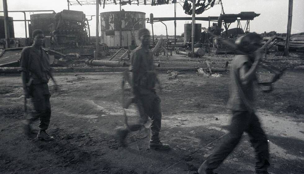 Días oscuros en Soyo. Las fuerzas del MPLA patrullan las instalaciones petroleras en Soyo, Cabinda, después de su recuperación de la UNITA en 1994.