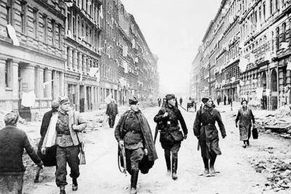 Soldados del Ejército soviético, en Berlín, tras la caída de la capital alemana, en mayo de 1945.