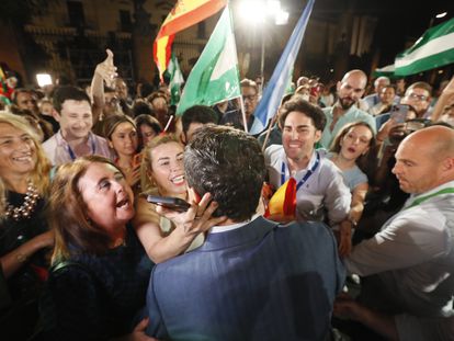 Juanma Moreno, del PP, es felicitado a las puertas de la sede del partido en Sevilla el pasado 19 de junio, tras lograr el mejor resultado de la historia del PP en Andalucía en votos y escaños.