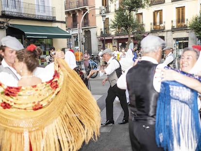 Grupo de chulapos bailando en una calle de La Latina. DAVID EXPÓSITO