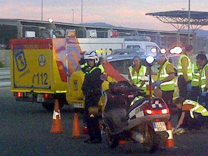 Personal del SAMUR examina el cad&aacute;ver de la mujer atropellada en la T-4.