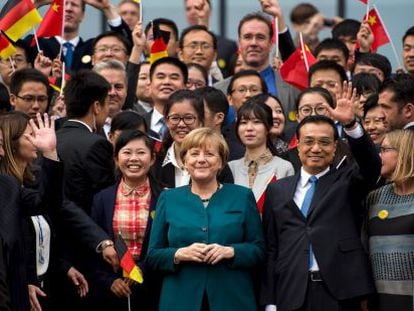 La canciller alemana, Angela Merkel (centro), ayer en su visita a China.
