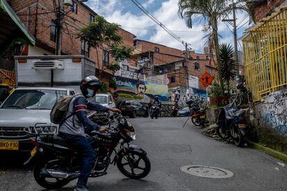 El mural de la entrada del barrio Pablo Escobar, en Medellín.