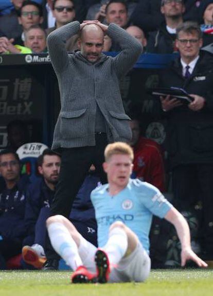 Pep Guardiola se lamenta ante Kevin de Bruyne durante el partido en Selhurst Park.