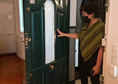 Marta, vecina del barrio madrileño de Chamberí, muestra los daños en la puerta de su vivienda tras el robo del clan croata.