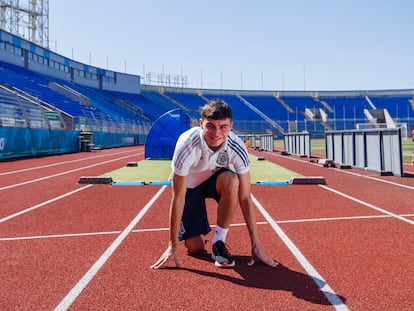 Pedri, en la pista de atletismo del estadio Petrovski, antiguo campo del Zenit.