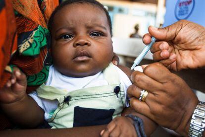 Un niño recibe la vacuna contra el sarampión en Costa de Marfil.