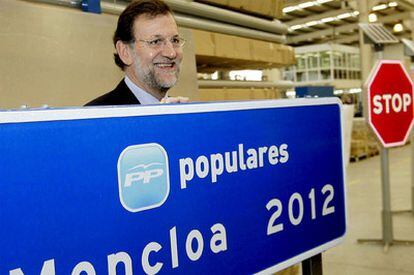 El líder del PP, Mariano Rajoy, durante su visita a una empresa de señalizaciones viarias en Soria.