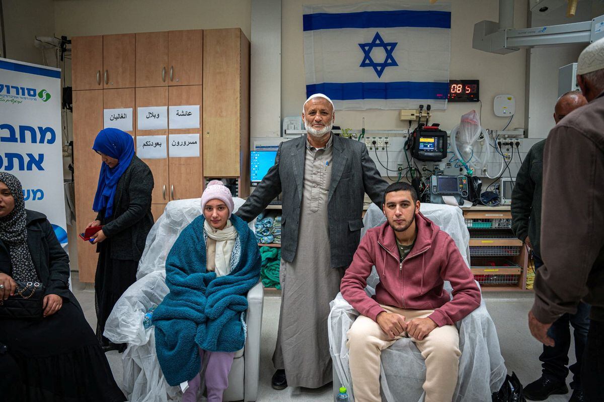 La alegría incompleta de una familia beduina con dos rehenes liberados y otros dos en Gaza | Internacional