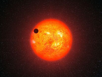 Ilustración del paso del planeta GJ 1214b por delante de su estrella, en la línea de visión de la Tierra