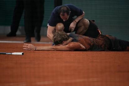 Nadal, tras confirmarse el abandono de Zverev: "Estoy muy triste por él. Es uno de los mejores compañeros del circuito y le deseo una pronta recuperación. Es una verdadera pena". En la imagen, Zverev, después de torcerse el tobillo.