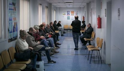 Varias personas en la sala de espera de un centro sanitario