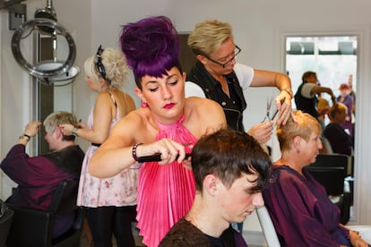 Peluquería, Wolverhampton, 2012. Imagen perteneciente a 'Les Anglais / The English', de Henri Cartier-Bresson y Martin Parr.