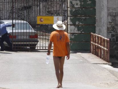 Un turista, frente al CIE de Tarifa en una foto de archivo.