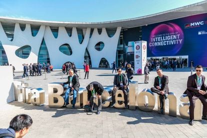 Asistentes al Mobile World Congress de 2019 se toman un descanso en los exteriores de la Fira de Barcelona.