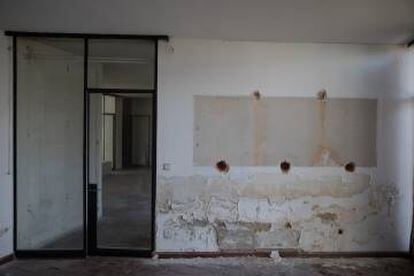 Pared del salón de la vivienda con humedades.