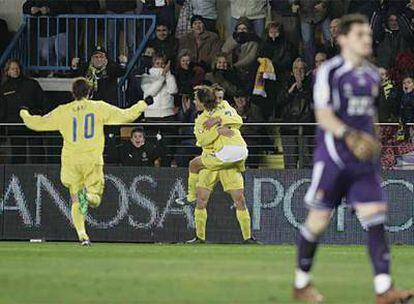 Jugadores del Villarreal celebran el gol del triunfo mientras Casillas muestra su desilusión