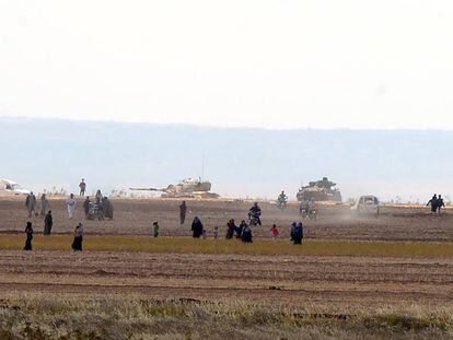 Tanques turcos entran en Siria, de donde huyen civiles, este s&aacute;bado. 