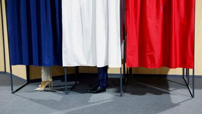 Emmanuel Macron y su esposa, Brigitte Macron, votan en la segunda vuelta de las elecciones en abril.