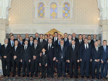 El rey Mohamed VI y su hijo Hassan posan con los nuevos miembros del Gobierno en el palacio real de Rabat.