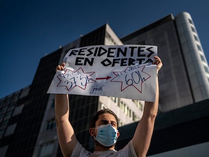 Un médico residente protesta durante la huelga de los MIR de la Comunidad de Madrid en julio de 2020.