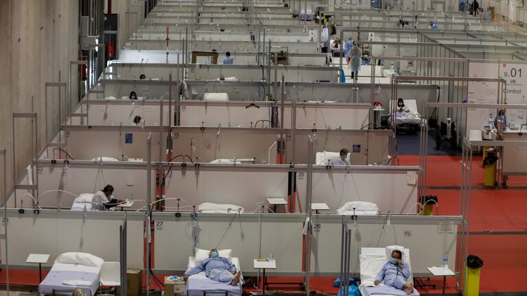 Pacientes ya instalados en las camas del pabellón 9 del hospital de campaña de Ifema.
