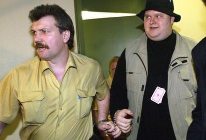 Kim Schmitz, fundador de Megaupload (derecha), detenido en mayo de 2002.
