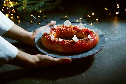 En el siglo XVIII se añadió una moneda de oro dentro del tradicional roscón para llamar la buena fortuna y el éxito, por lo que la haba pasó a tener connotación negativa.
