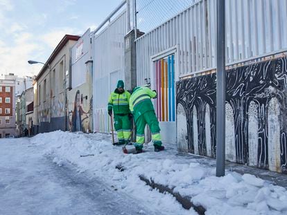 Operarios de Limpieza y Zonas Verdes del Ayuntamiento de Madrid limpian de nieve las inmediaciones del Colegio Lope de Vega de Madrid.