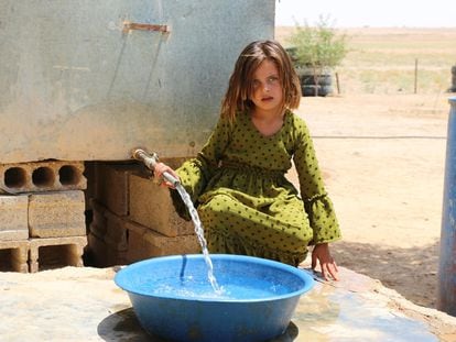 Maram se abastece de agua en uno de los asentamientos informales al norte de Siria, donde la escasez de agua, alimentos, saneamiento y otros servicios es una realidad.