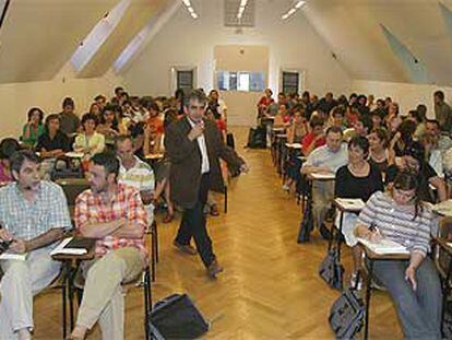 Bernardo Atxaga entra en el Pabellón de Servicios del Palacio Miramar, donde ayer impartió un curso sobre la creación literaria.
