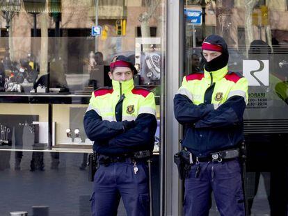 Dos mossos davant d'una joieria, al passeig de Gràcia.