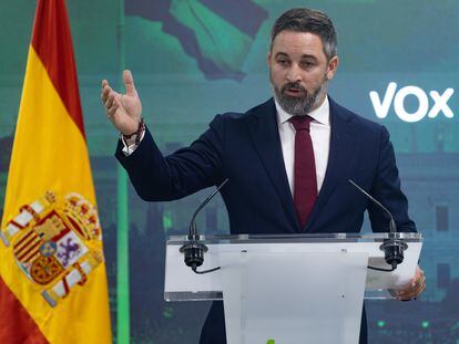 El líder de Vox, Santiago Abascal, durante la rueda de prensa celebrada este lunes en la sede de su partido a la que se ha impedido el acceso a EL PAíS.