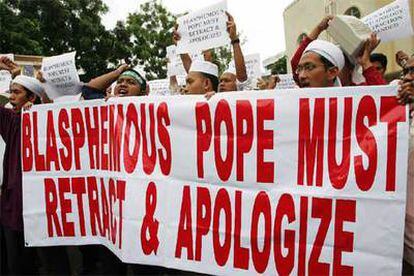 Una multitud de musulmanes se ha vuelto a manifestar en Malasia para pedir que Benedicto XVI se retracte y pida disculpas por sus ofensas al Islam.