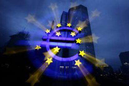 Figura del euro sobre el edificio del BCE en Fr&aacute;ncfort.