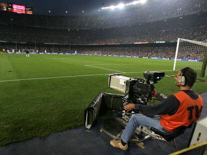 Un cámara de televisión en un partido de LaLiga.