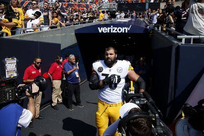 Alejandro Villanueva canta el himno previo al partido ante Chicago Bears