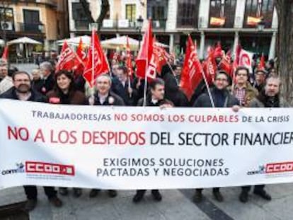 Protesta por los expedientes de regulación de empleo en entidades financieras.