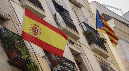Bandera espa&ntilde;ola y bandera catalana estelada independentista en un edificio de Barcelona.