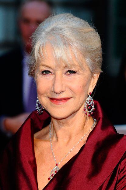 La actriz Helen Mirren suele presumir de melena blanca. Al fin y al cabo, tiene ya 67 años, ¿por qué fingir que tiene el cabello castaño oscuro?