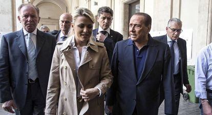 Berlusconi, el domingo, junto a su actual pareja, Francesca Pascale.