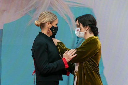 La presidenta de la Comunidad de Madrid, Isabel Díaz Ayuso (derecha), hace entrega de la medalla de oro a la expresidenta regional Cristina Cifuentes, este domingo.