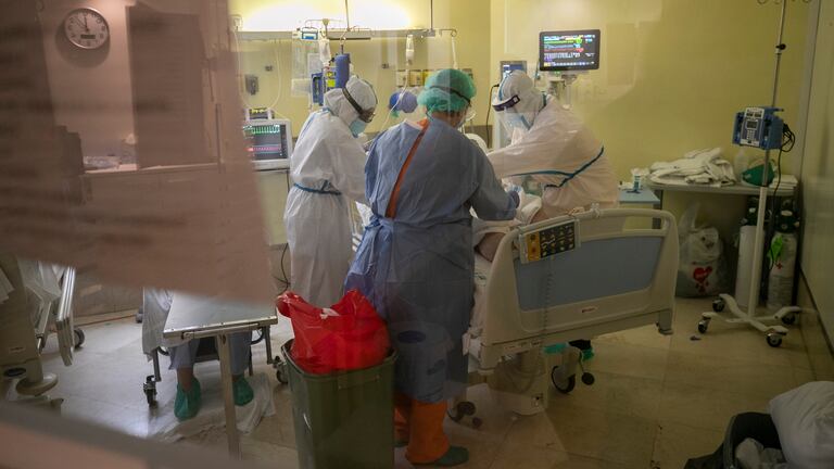 Un paciente es atendido en la UCI del hospital Gregorio Marañón durante la crisis del coronavirus, en abril.