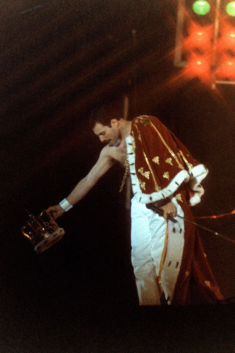 Freddie Mercury en una de sus actuaciones, en 1986, con su capa que imitaba el armiño.