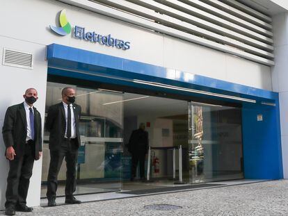 Entrada de la sede de la empresa pública Eletrobras, en Río de Janeiro, este miércoles.
