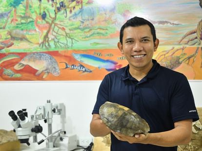 El joven científico colombiano Rubén Vanegas posa con el fósil de tortuga que encontró en el desierto de la Tatacoa.